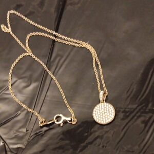 Elegant Gold Pendant Necklace